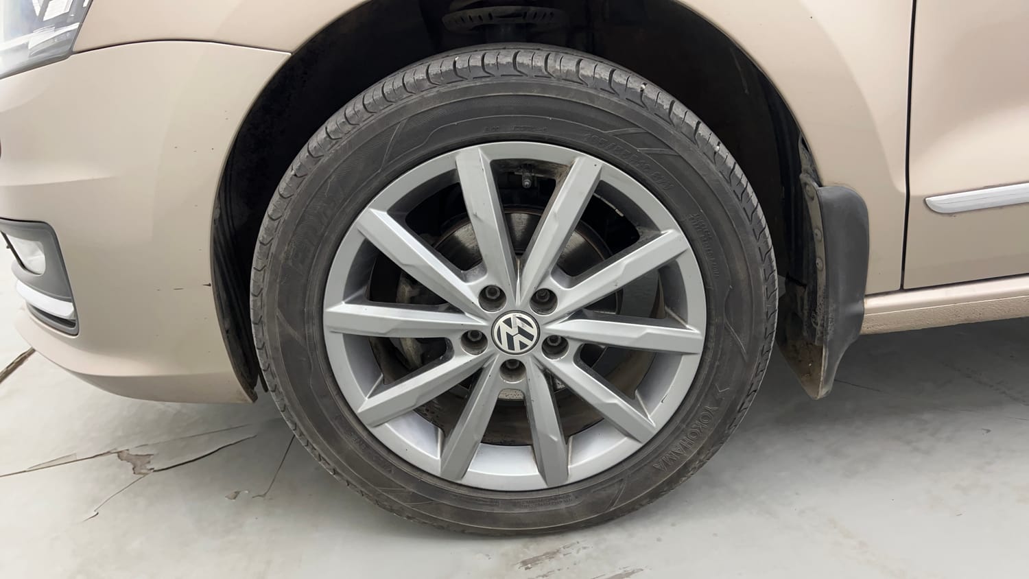 Used 2019 Volkswagen Vento Highline Plus 1.5 AT (D) 16 Alloy Diesel Automatic tyres LEFT FRONT TYRE RIM VIEW