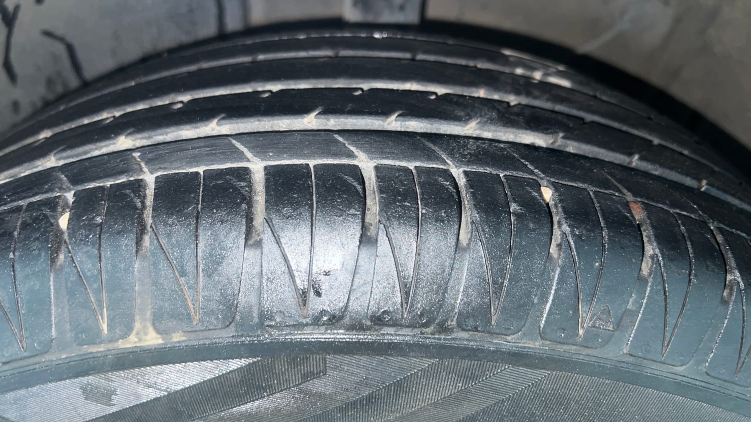 Used 2023 Kia Sonet HTX 1.0 DCT Petrol Automatic tyres LEFT FRONT TYRE TREAD VIEW