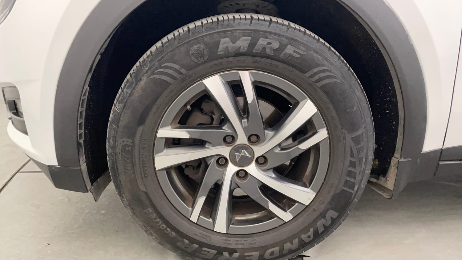 Used 2023 Mahindra XUV700 AX 5 Petrol AT 5 STR Petrol Automatic tyres LEFT FRONT TYRE RIM VIEW