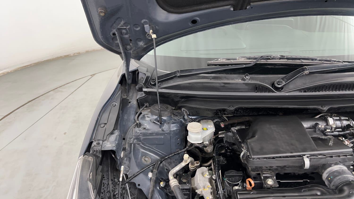 Used 2022 Maruti Suzuki Baleno Alpha AGS Petrol Automatic engine ENGINE RIGHT SIDE HINGE & APRON VIEW