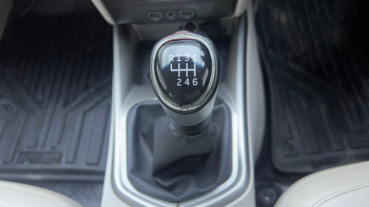 Used 2019 Mahindra XUV 300 1.2 W8 (O) Petrol Manual interior GEAR  KNOB VIEW