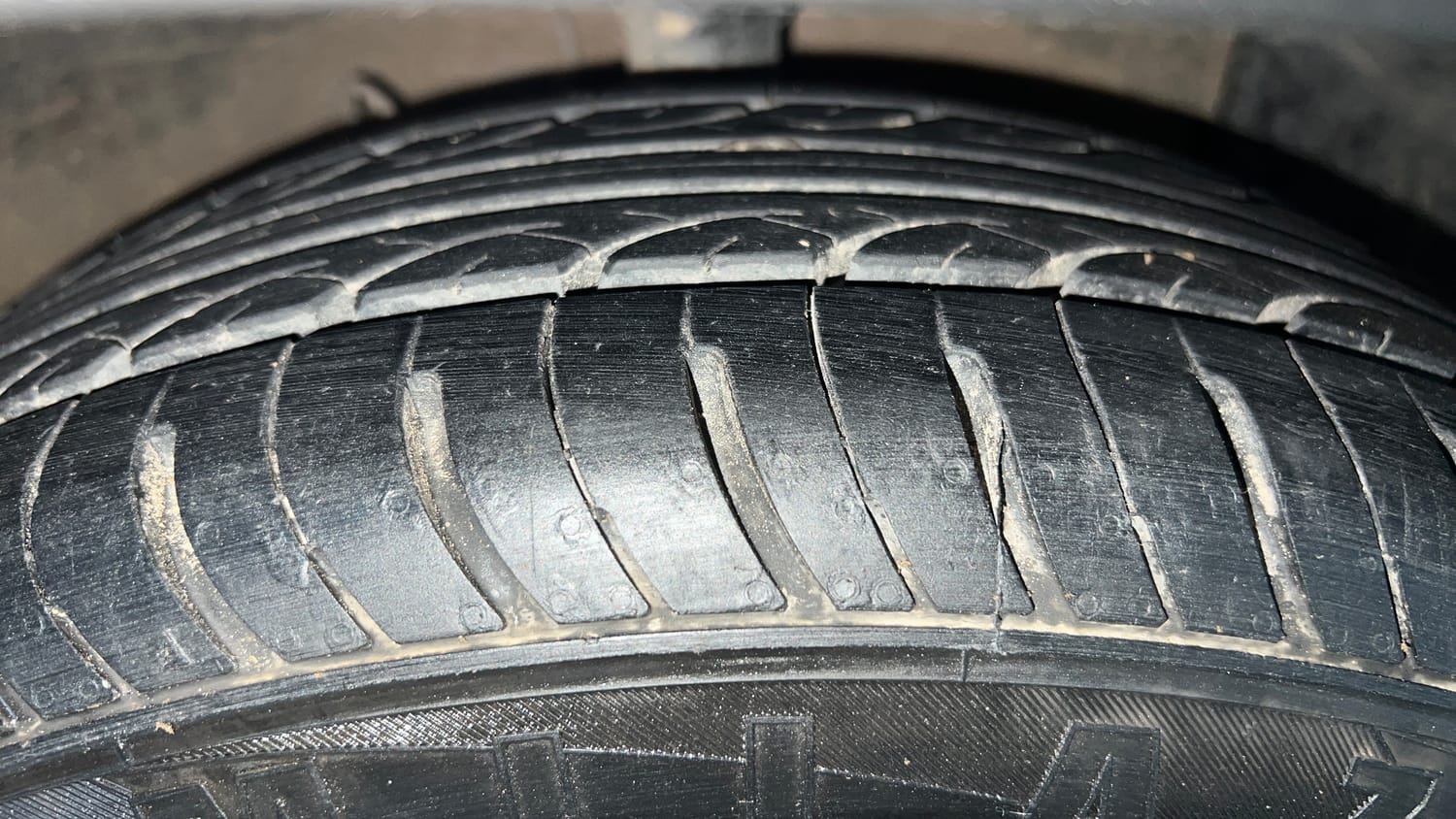 Used 2023 Hyundai Exter SX (O) Connect 1.2 AMT Petrol Automatic tyres RIGHT FRONT TYRE TREAD VIEW