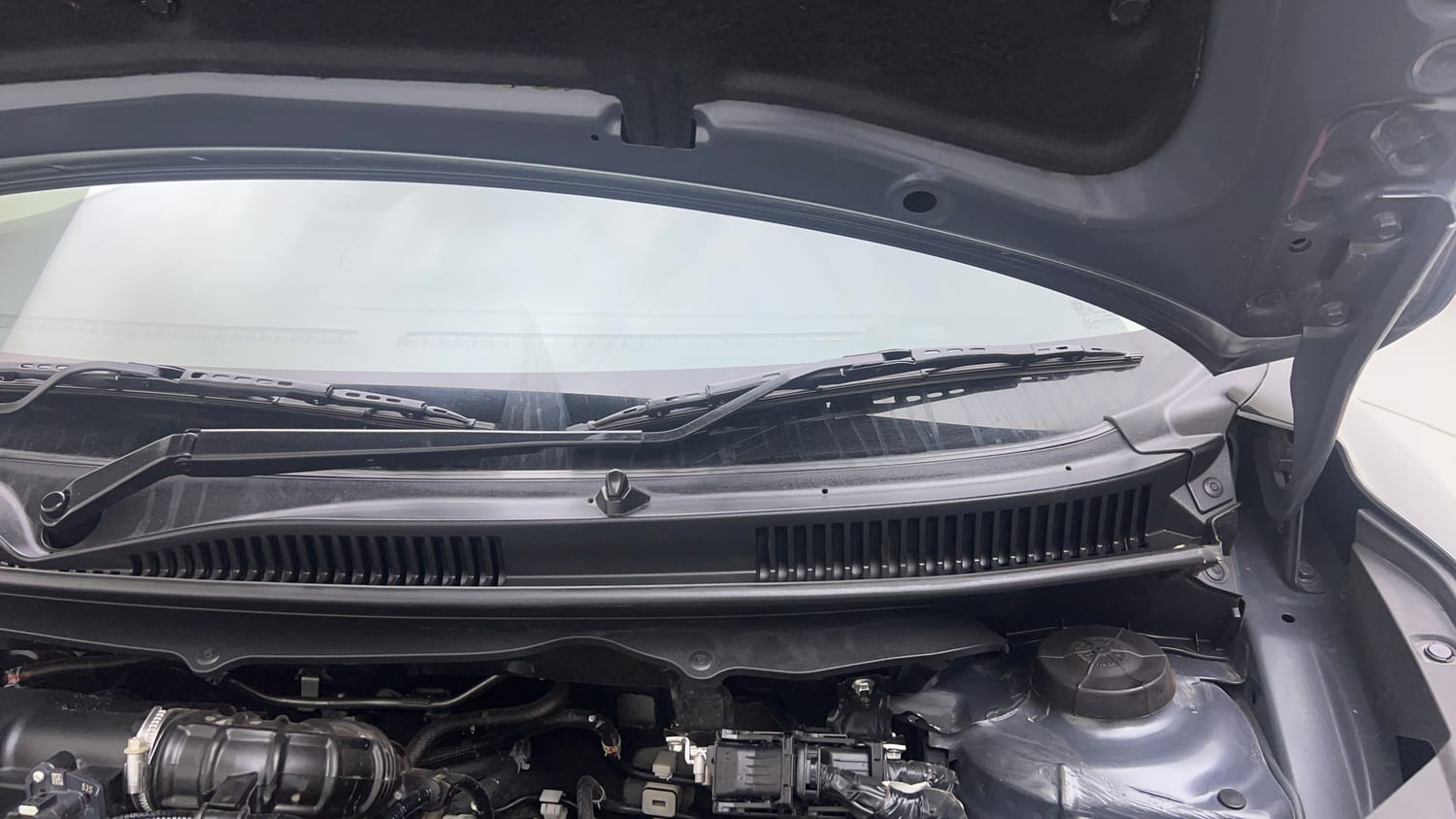 Used 2025 Maruti Suzuki Fronx Sigma 1.2L MT Petrol Manual engine ENGINE LEFT SIDE HINGE & APRON VIEW