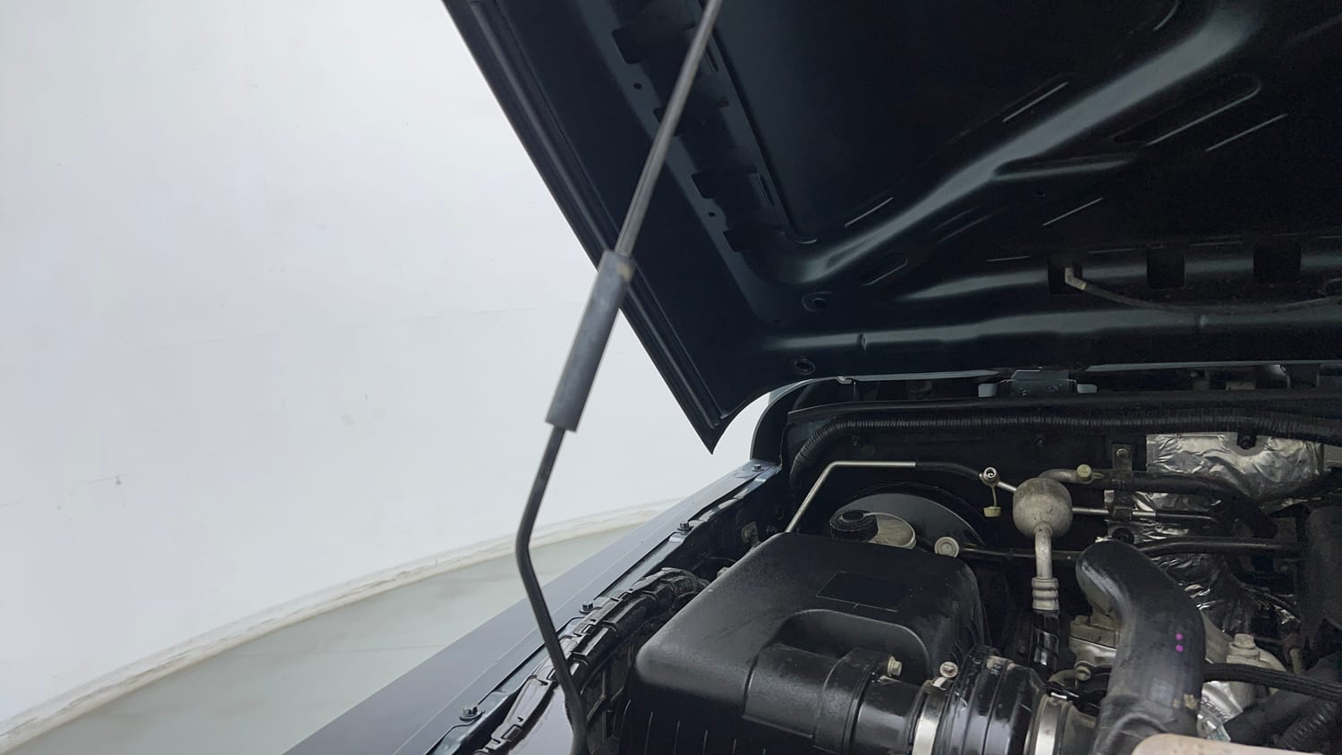 Used 2022 mahindra Thar LX Hard Top Petrol AT 4WD Petrol Automatic engine ENGINE RIGHT SIDE HINGE & APRON VIEW