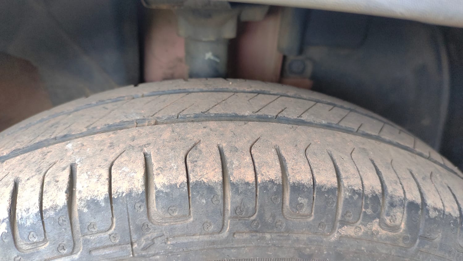 Used 2017 Renault Kwid 1.0 RXT AMT Opt Petrol Automatic tyres RIGHT FRONT TYRE TREAD VIEW