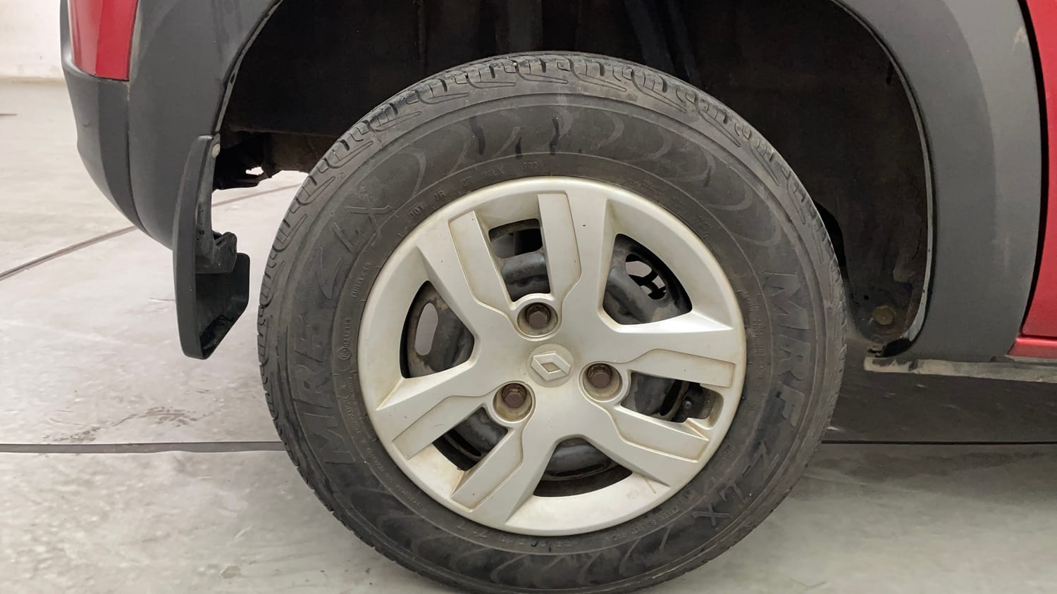 Used 2016 Renault Kwid RXT Petrol Manual tyres RIGHT REAR TYRE RIM VIEW