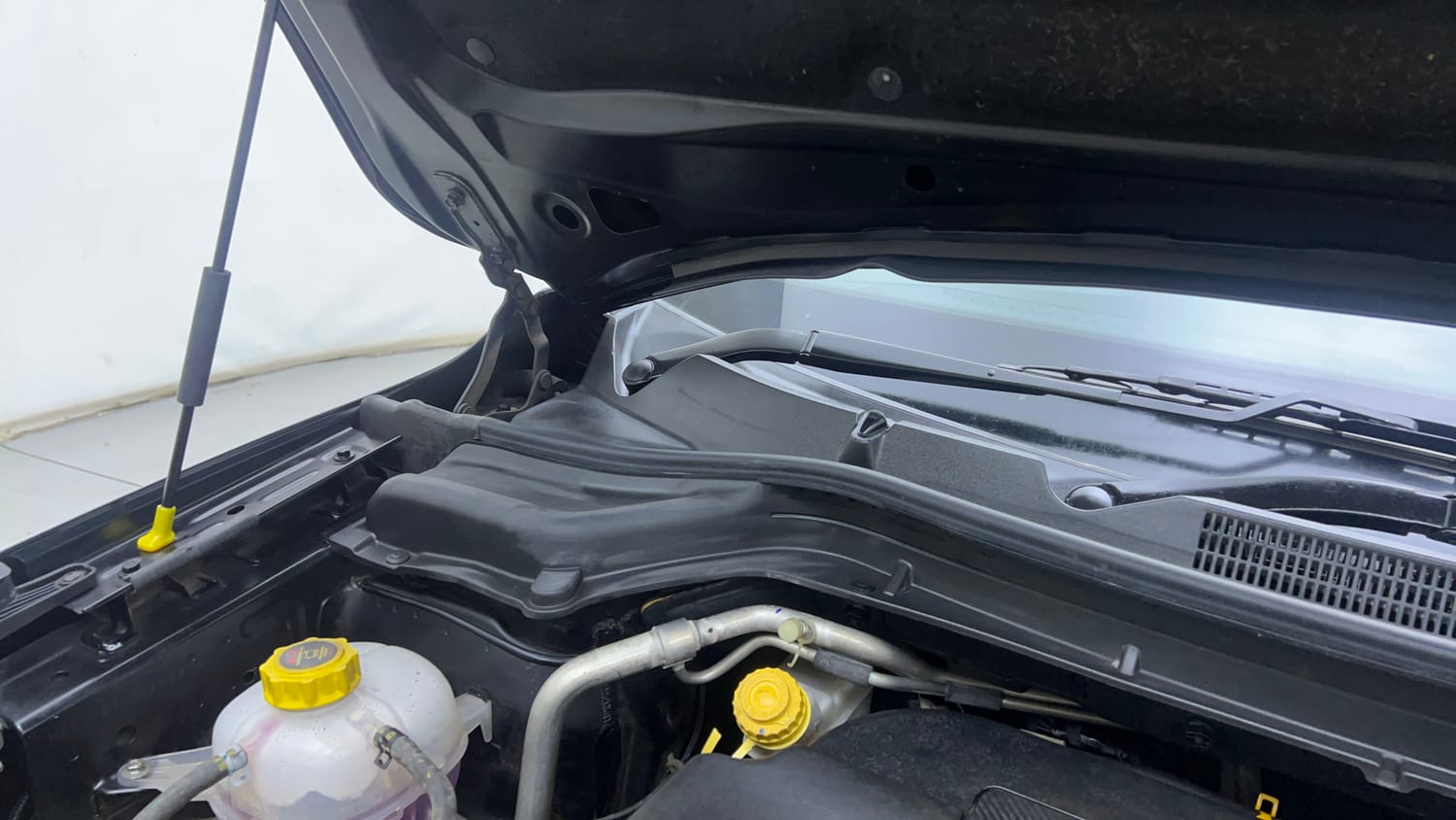 Used 2019 Mahindra XUV 300 1.2 W8 (O) Petrol Manual engine ENGINE RIGHT SIDE HINGE & APRON VIEW
