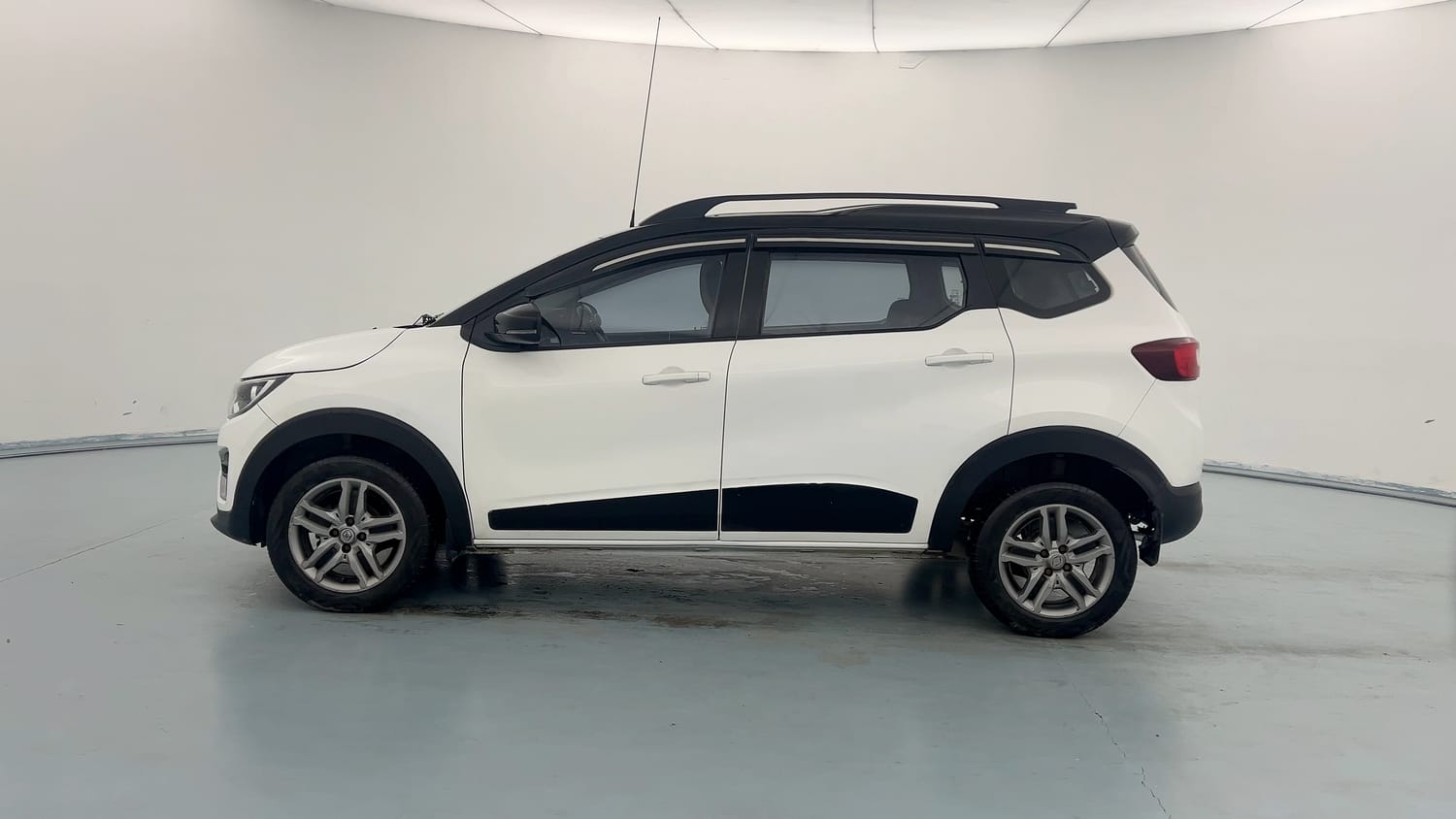 Used 2023 Renault Triber RXZ Dual Tone Petrol Manual exterior LEFT SIDE VIEW