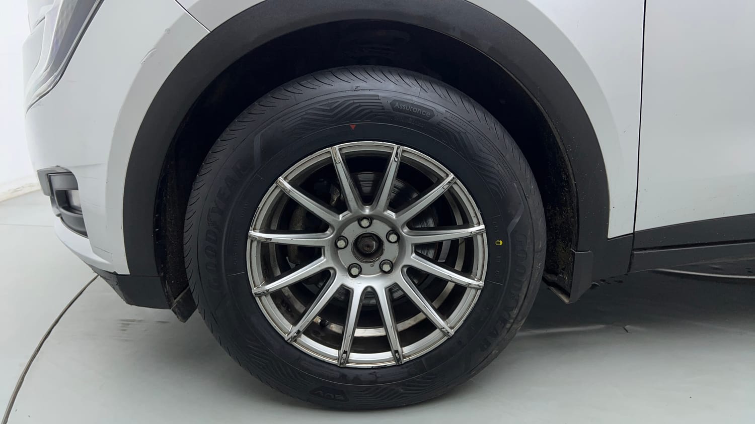 Used 2022 Mahindra XUV700 AX 3 Petrol AT 5 STR Petrol Automatic tyres LEFT FRONT TYRE RIM VIEW