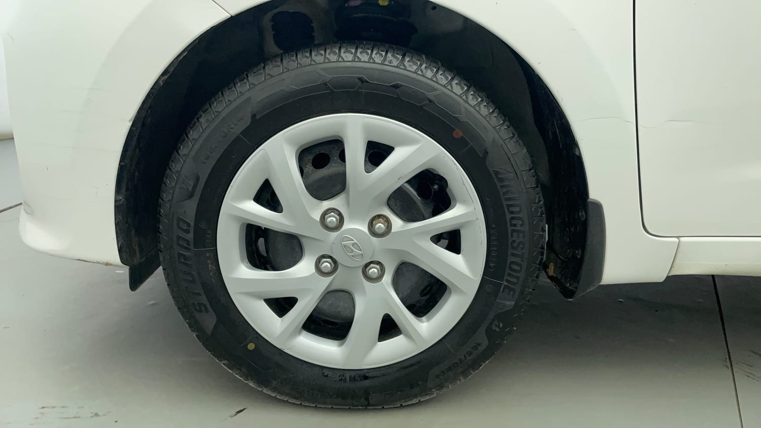 Used 2018 Hyundai Grand i10 Magna 1.2 Kappa VTVT Petrol Manual tyres LEFT FRONT TYRE RIM VIEW