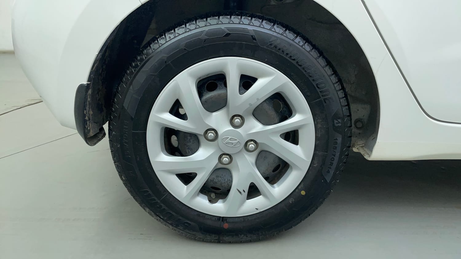 Used 2018 Hyundai Grand i10 Magna 1.2 Kappa VTVT Petrol Manual tyres RIGHT REAR TYRE RIM VIEW