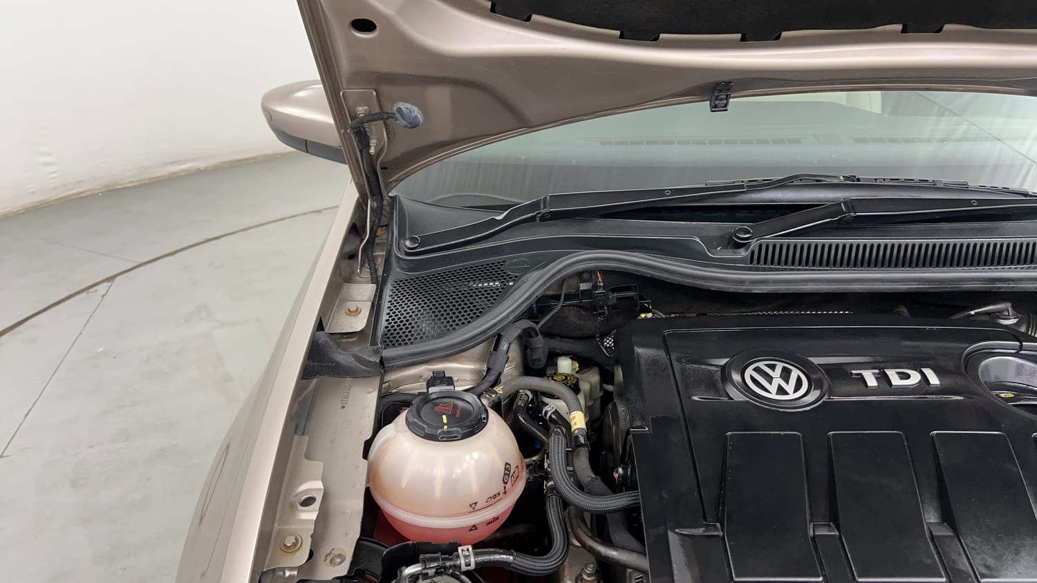 Used 2019 Volkswagen Vento Highline Plus 1.5 AT (D) 16 Alloy Diesel Automatic engine ENGINE RIGHT SIDE HINGE & APRON VIEW