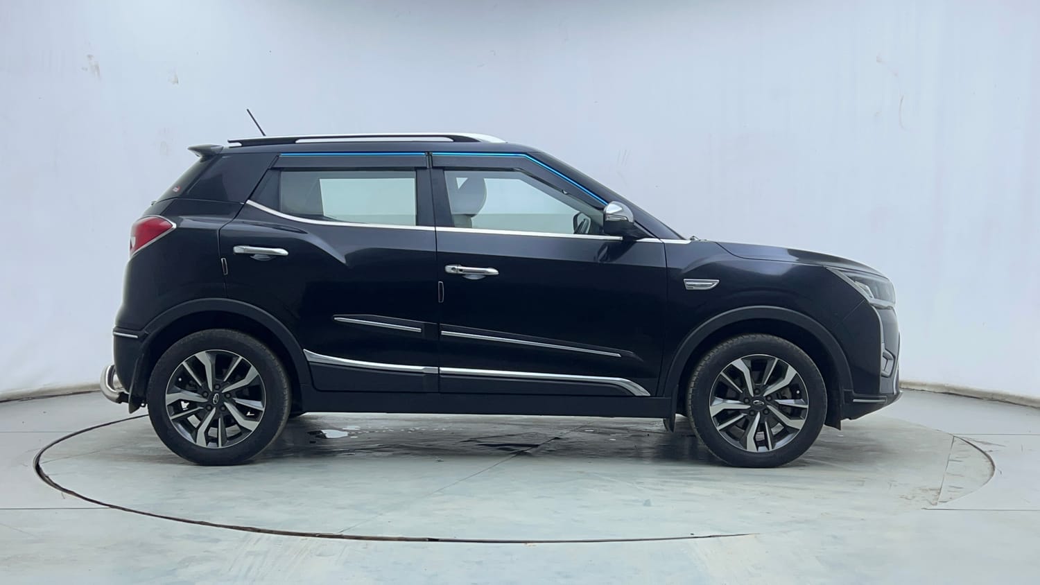 Used 2019 Mahindra XUV 300 1.2 W8 (O) Petrol Manual exterior RIGHT SIDE VIEW