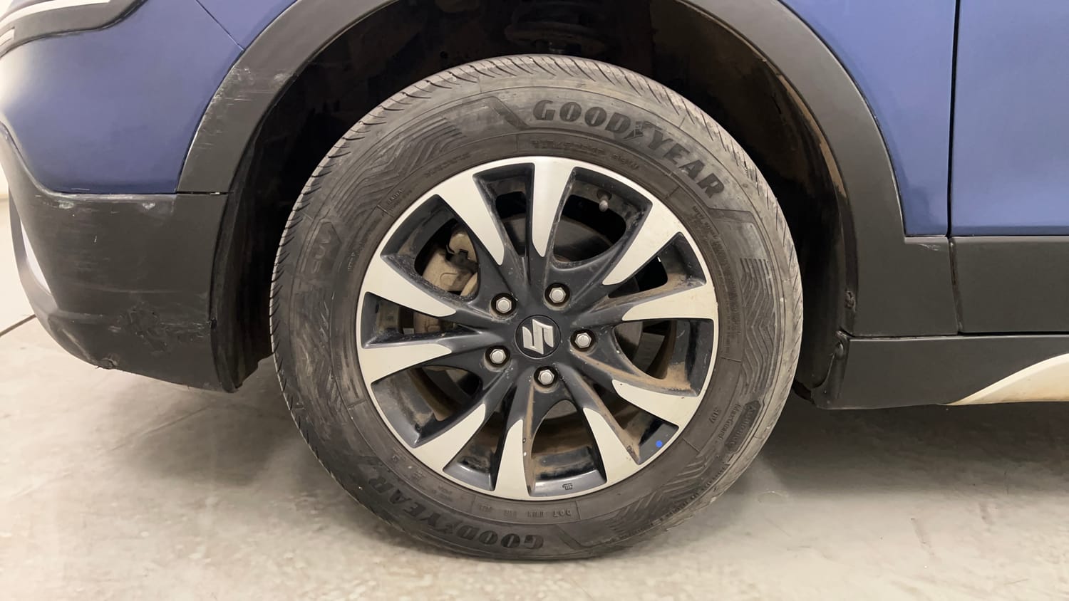 Used 2021 Maruti Suzuki S-Cross Zeta Petrol Manual tyres LEFT FRONT TYRE RIM VIEW