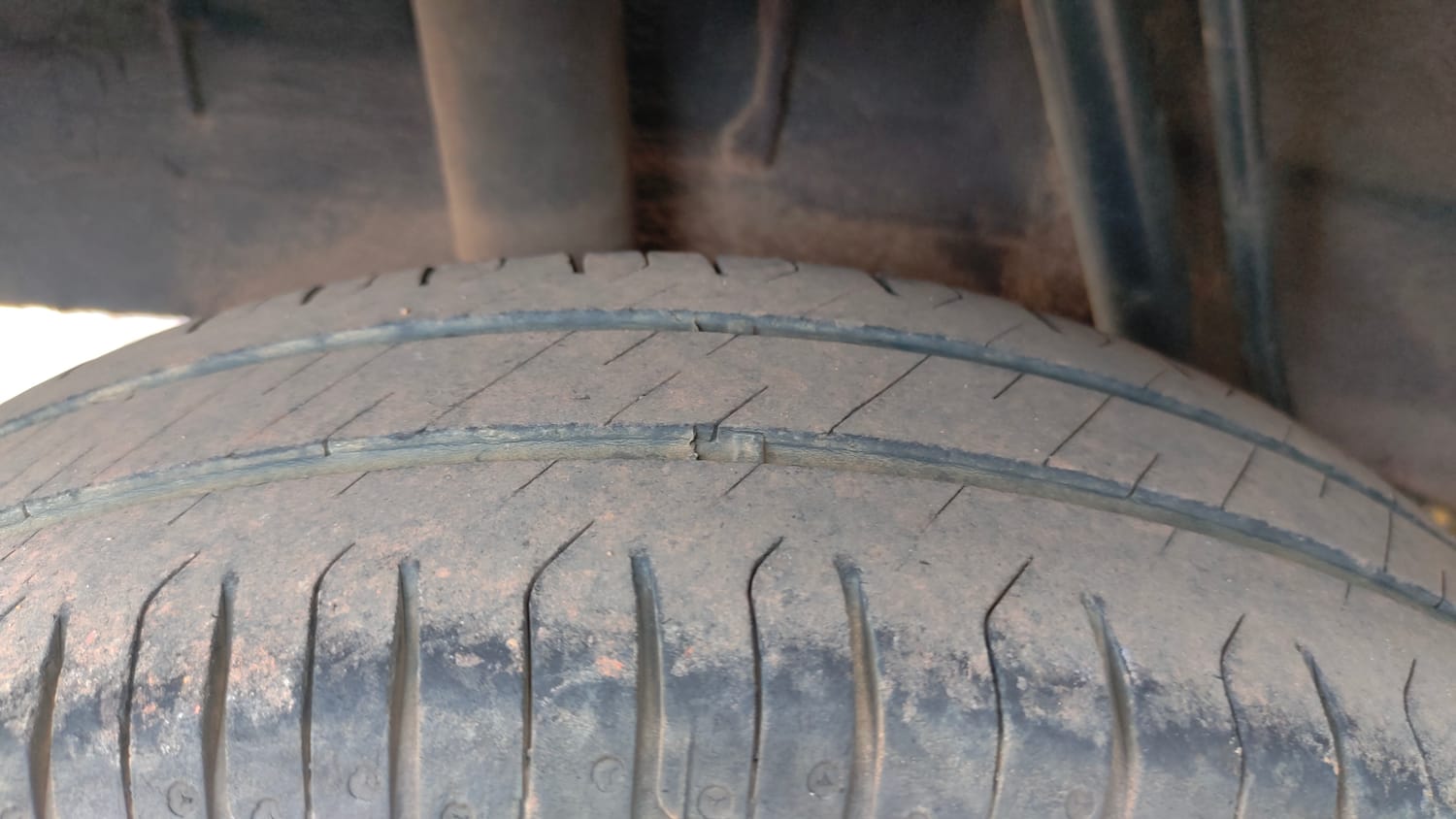 Used 2017 Renault Kwid 1.0 RXT AMT Opt Petrol Automatic tyres RIGHT REAR TYRE TREAD VIEW