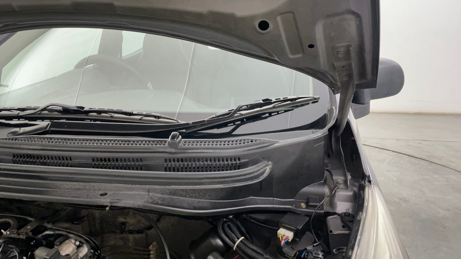 Used 2016 Hyundai Eon Magna + Petrol Manual engine ENGINE LEFT SIDE HINGE & APRON VIEW