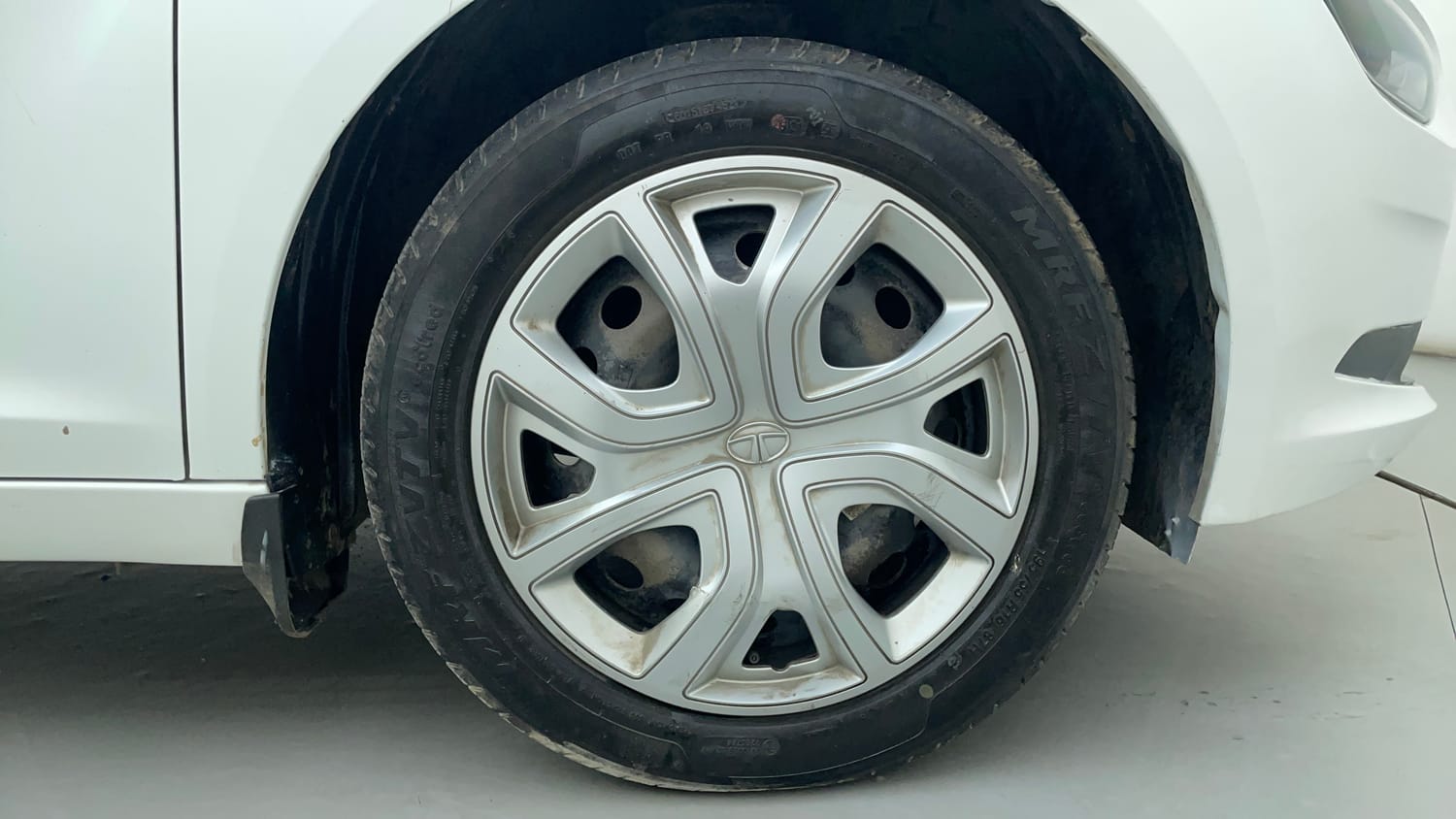 Used 2022 Tata Altroz XT Petrol Petrol Manual tyres RIGHT FRONT TYRE RIM VIEW