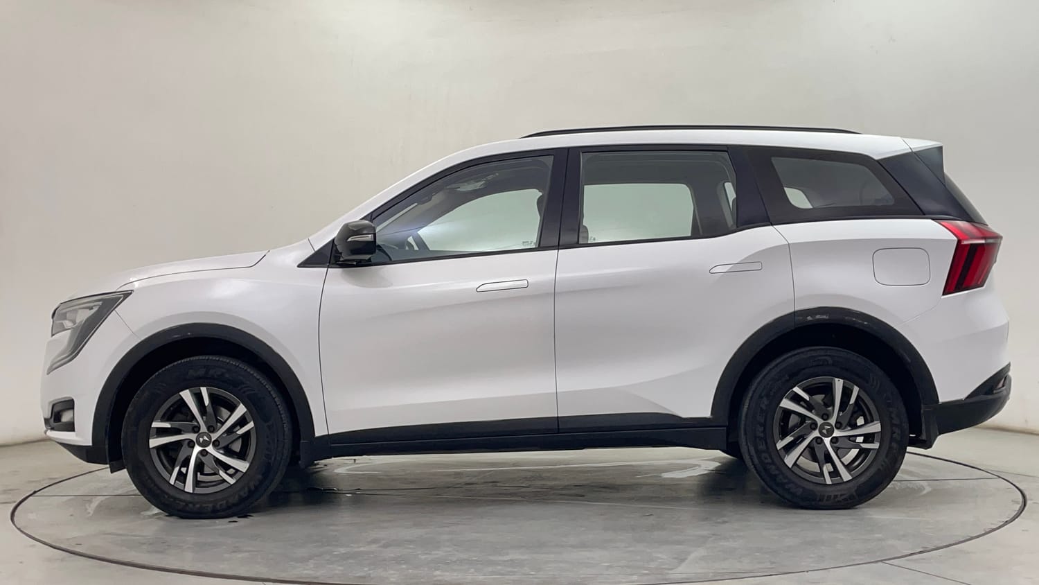 Used 2023 Mahindra XUV700 AX 5 Petrol AT 5 STR Petrol Automatic exterior LEFT SIDE VIEW