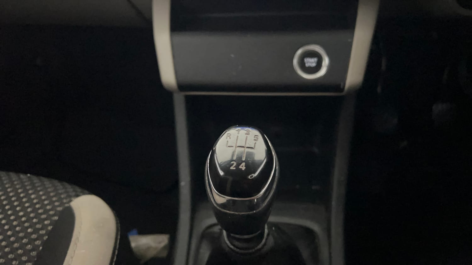 Used 2023 Renault Triber RXZ Dual Tone Petrol Manual interior GEAR  KNOB VIEW