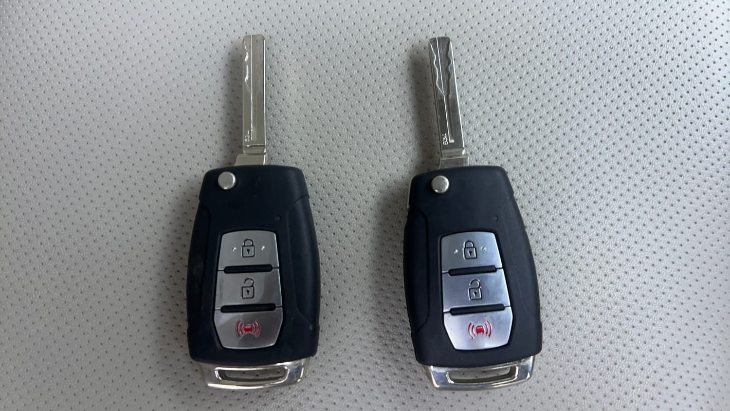 Used 2019 Mahindra XUV 300 1.2 W8 (O) Petrol Manual extra CAR KEY VIEW