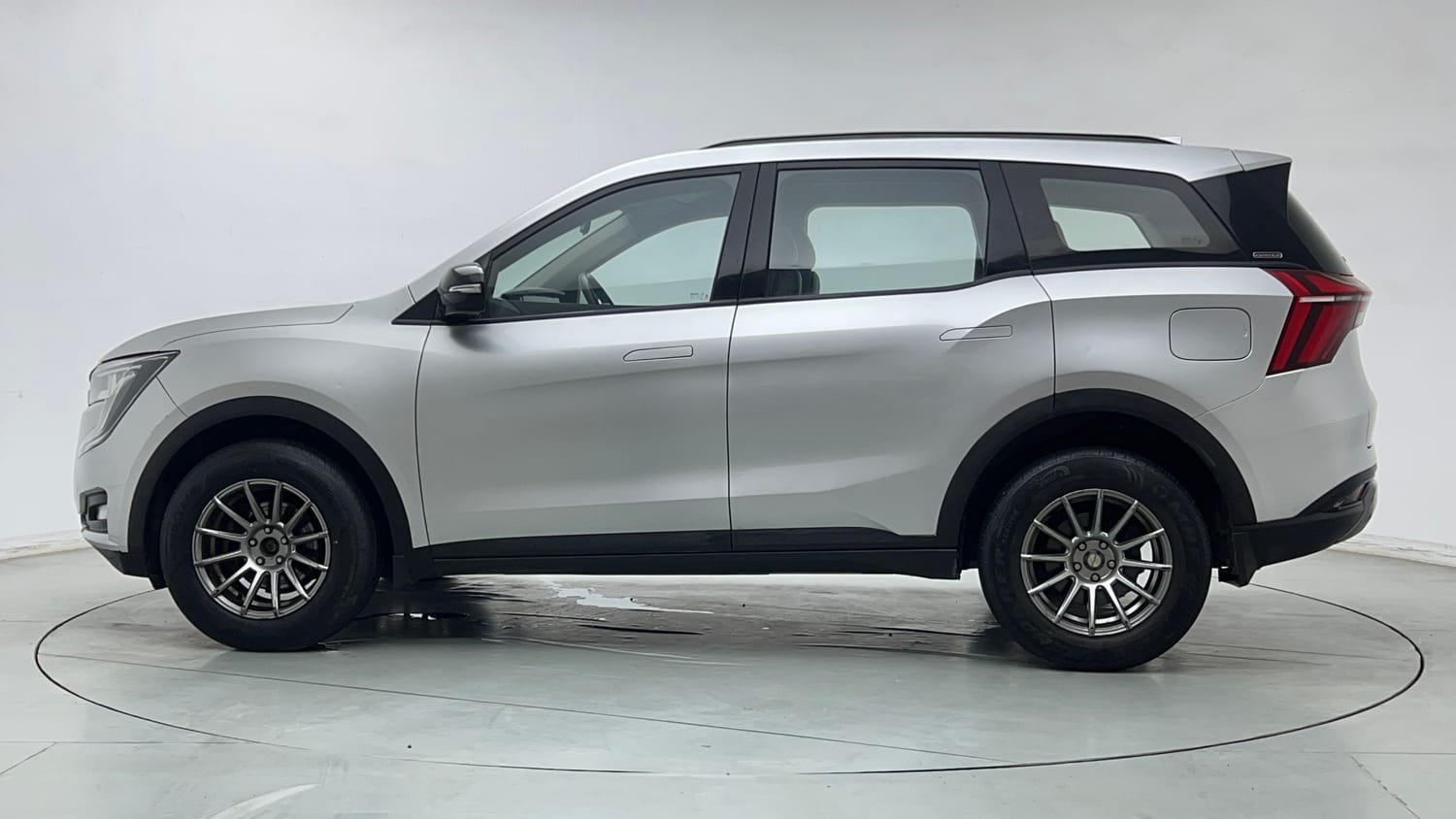 Used 2022 Mahindra XUV700 AX 3 Petrol AT 5 STR Petrol Automatic exterior LEFT SIDE VIEW