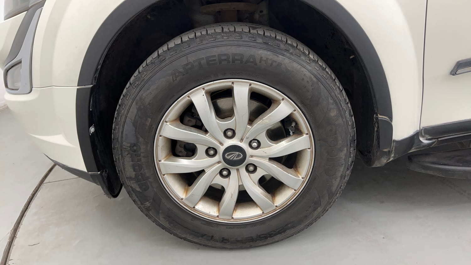 Used 2017 Mahindra XUV500 W10 Diesel Manual tyres LEFT FRONT TYRE RIM VIEW