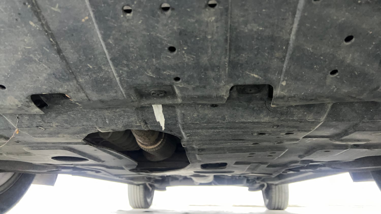 Used 2019 Mahindra XUV 300 1.2 W8 (O) Petrol Manual extra FRONT LEFT UNDERBODY VIEW