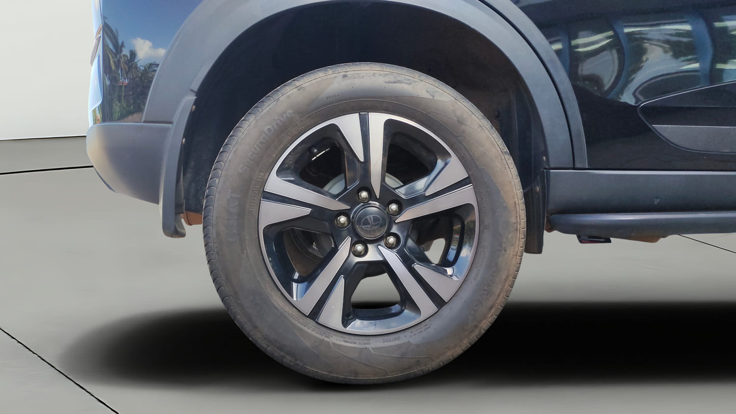 Used 2025 Tata Nexon Creative Plus (S) 1.2 Petrol 6MT Dark Edition Petrol Manual tyres RIGHT REAR TYRE RIM VIEW