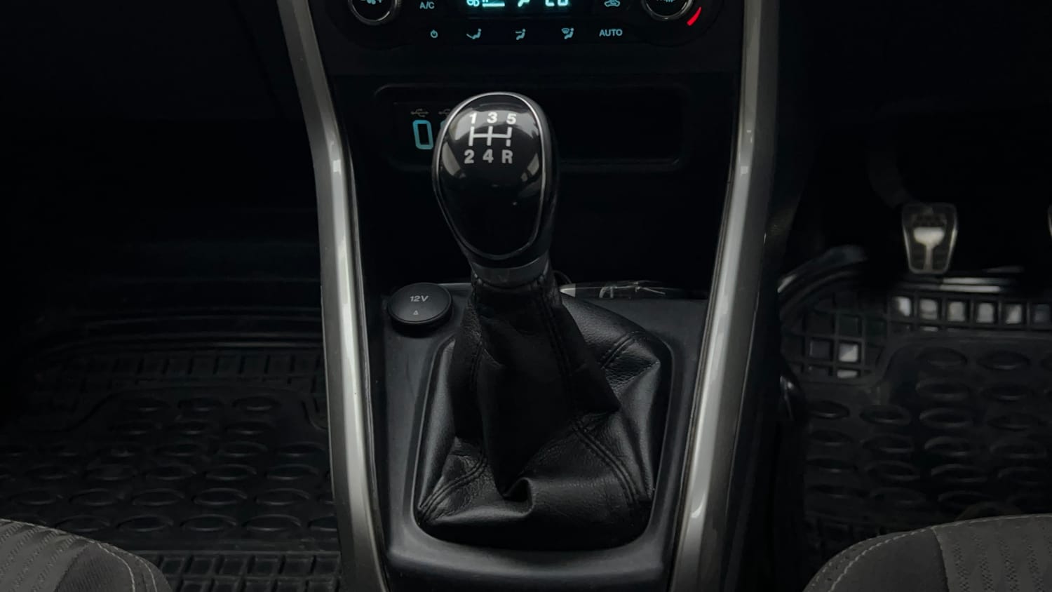 Used 2018 Ford EcoSport Titanium 1.5L TDCi Diesel Manual interior GEAR  KNOB VIEW