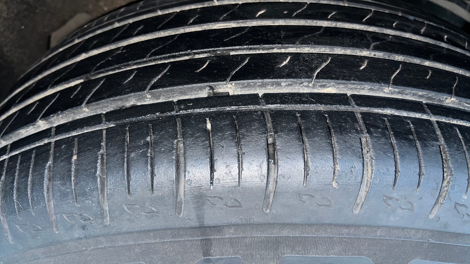 Used 2022 Mahindra XUV700 AX 3 Petrol AT 5 STR Petrol Automatic tyres RIGHT REAR TYRE TREAD VIEW