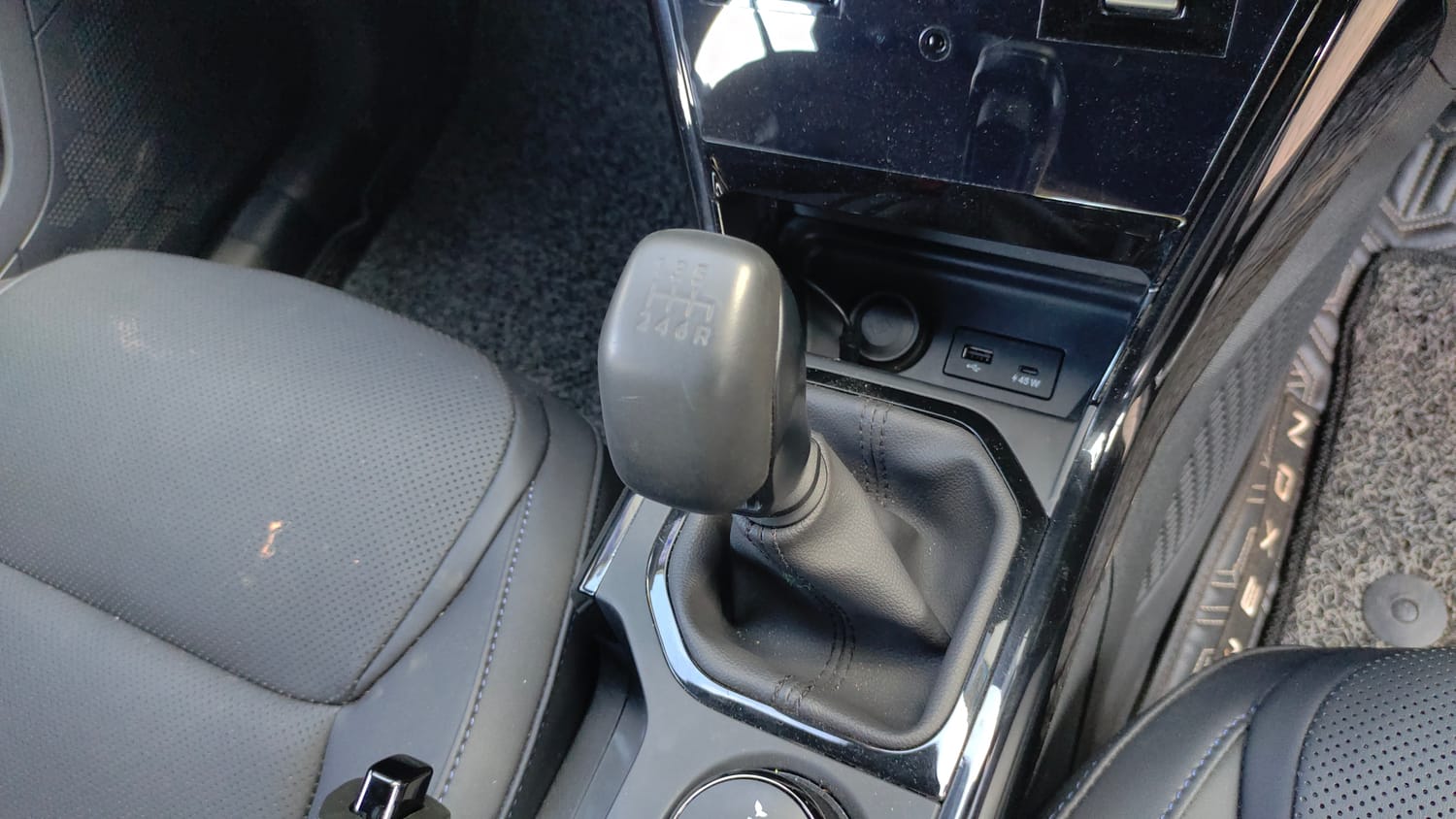 Used 2025 Tata Nexon Creative Plus (S) 1.2 Petrol 6MT Dark Edition Petrol Manual interior GEAR  KNOB VIEW
