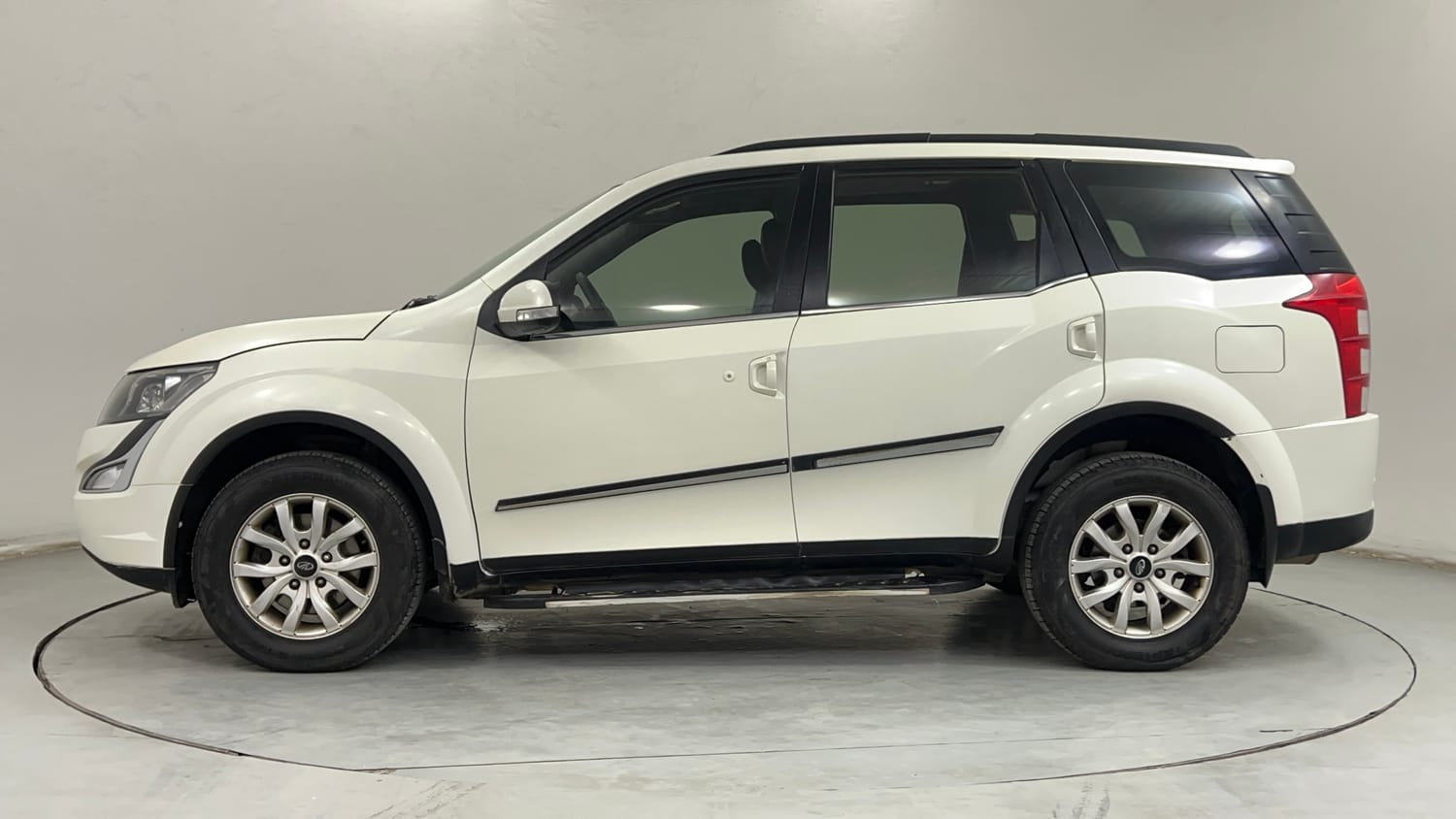 Used 2017 Mahindra XUV500 W10 Diesel Manual exterior LEFT SIDE VIEW