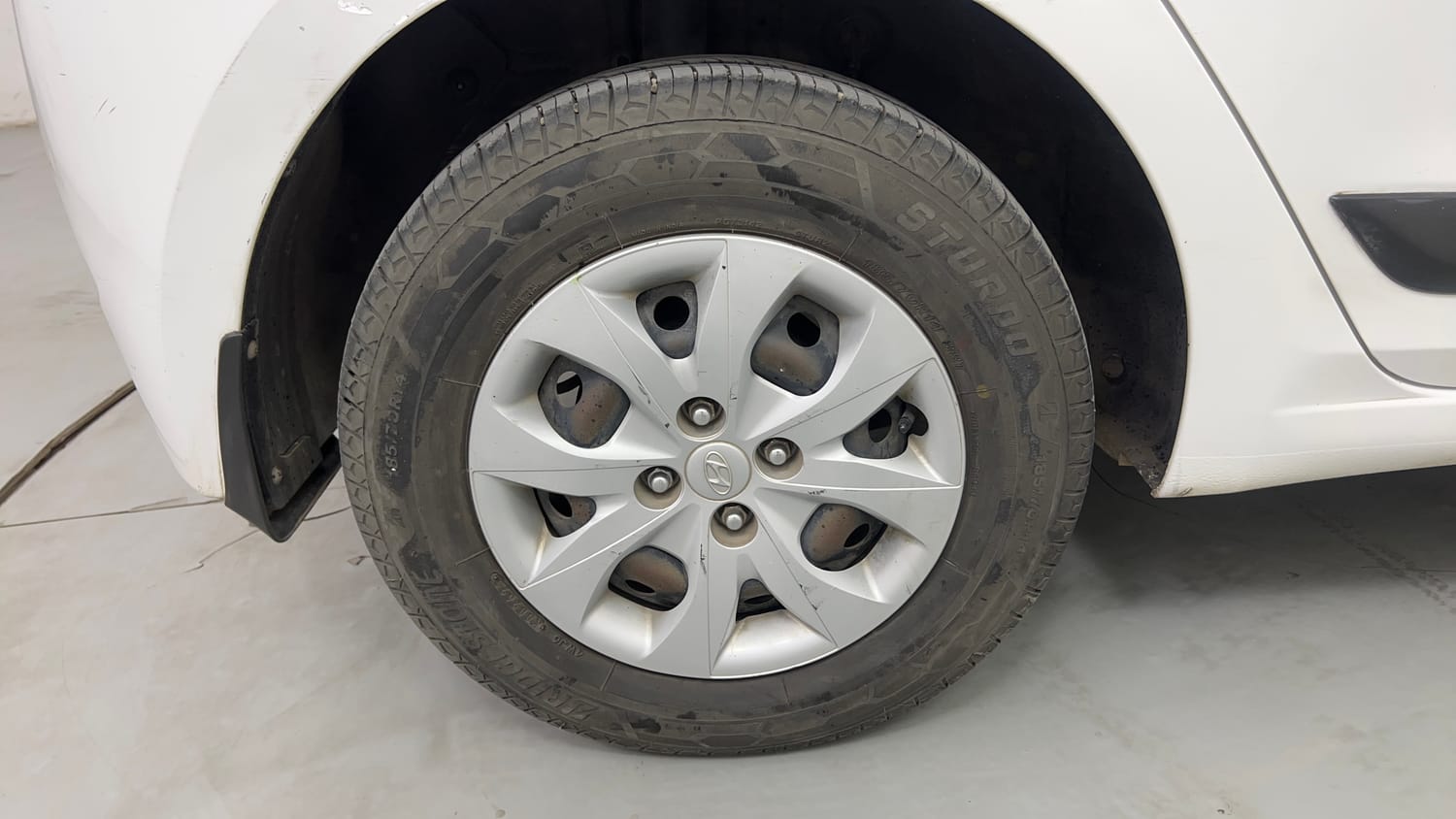 Used 2016 Hyundai Elite i20 Sportz 1.2 Petrol Manual tyres RIGHT REAR TYRE RIM VIEW
