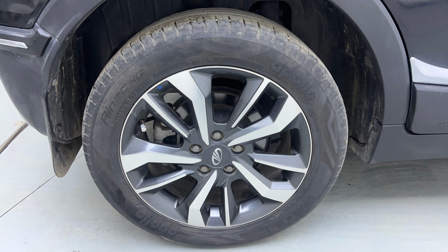 Used 2019 Mahindra XUV 300 1.2 W8 (O) Petrol Manual tyres RIGHT REAR TYRE RIM VIEW