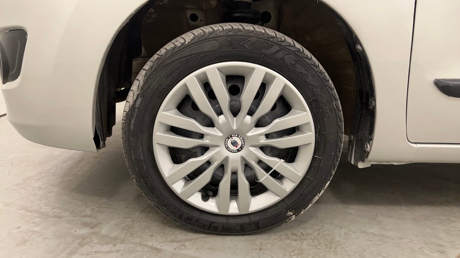 Used 2015 Maruti Suzuki Wagon R VXI Petrol Manual tyres LEFT FRONT TYRE RIM VIEW