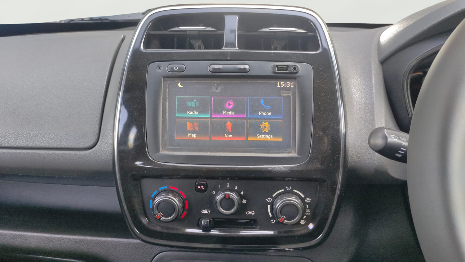 Used 2017 Renault Kwid 1.0 RXT AMT Opt Petrol Automatic interior MUSIC SYSTEM & AC CONTROL VIEW