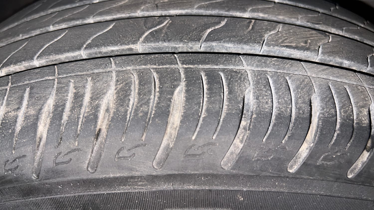 Used 2022 Kia Sonet GTX Plus 1.5 AT Diesel Automatic tyres RIGHT FRONT TYRE TREAD VIEW