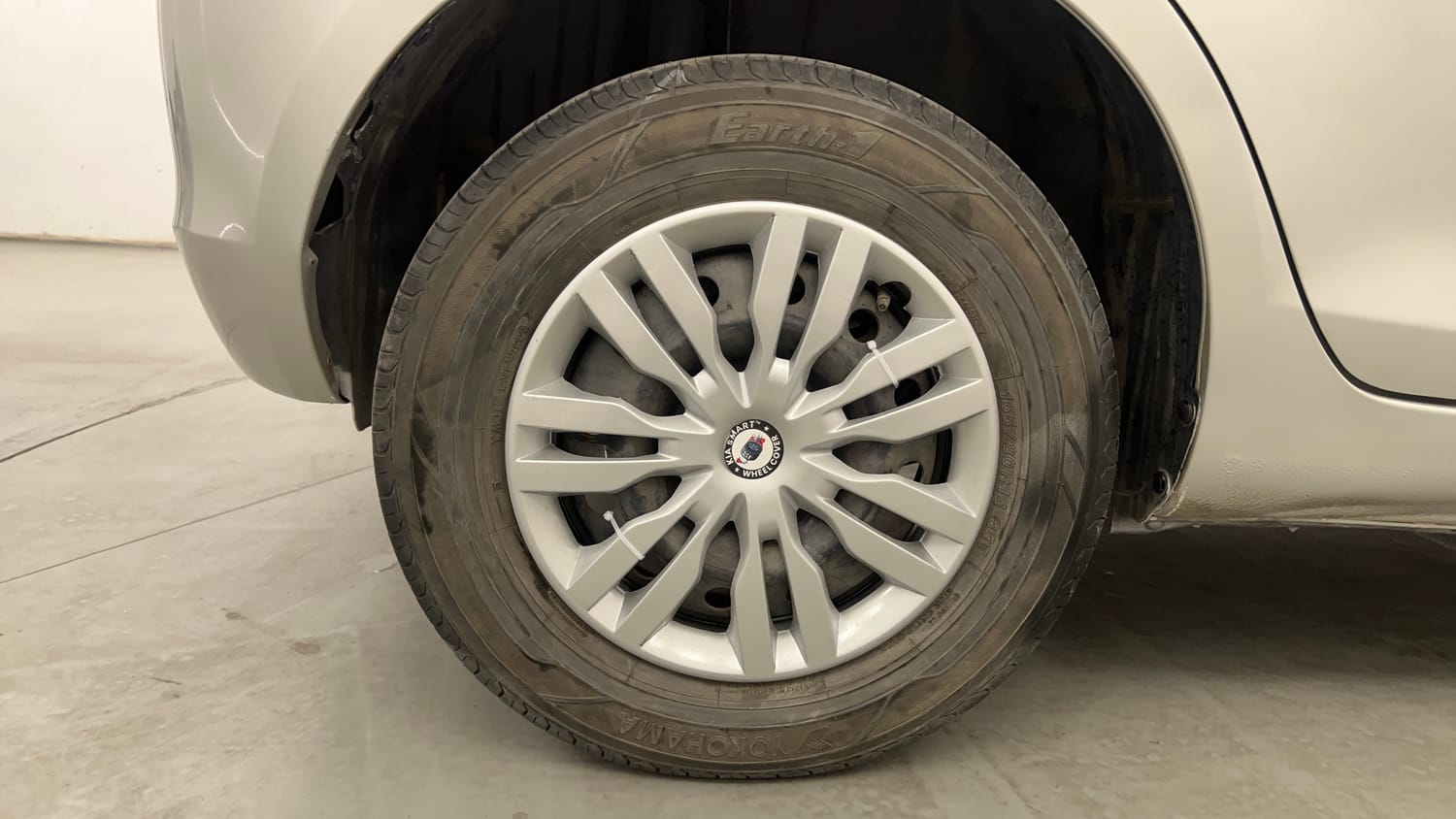 Used 2013 Maruti Suzuki Swift VXi Petrol Manual tyres RIGHT REAR TYRE RIM VIEW