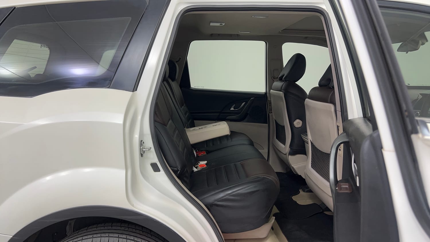 Used 2017 Mahindra XUV500 W10 Diesel Manual interior RIGHT SIDE REAR DOOR CABIN VIEW