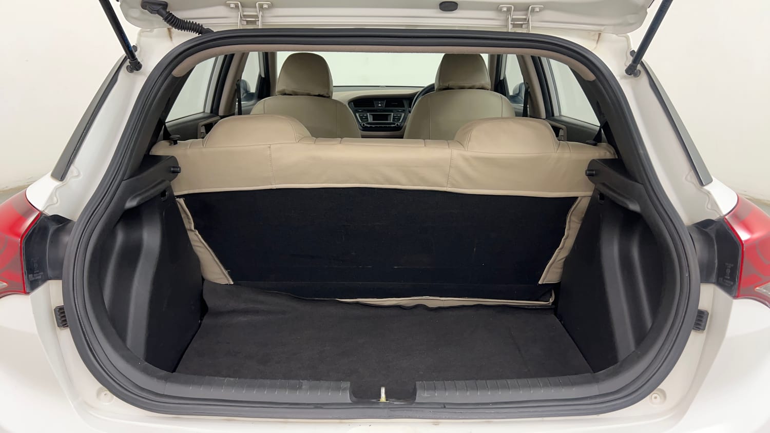 Used 2016 Hyundai Elite i20 Sportz 1.2 Petrol Manual interior DICKY INSIDE VIEW