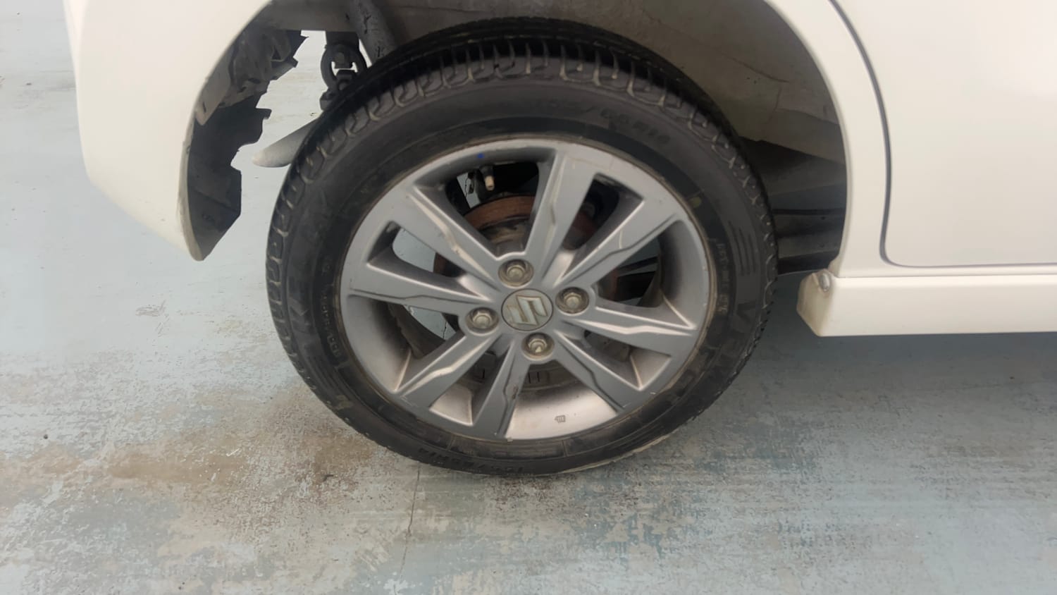 Used 2017 Maruti Suzuki Wagon R VXI+ AMT Petrol Automatic tyres RIGHT REAR TYRE RIM VIEW