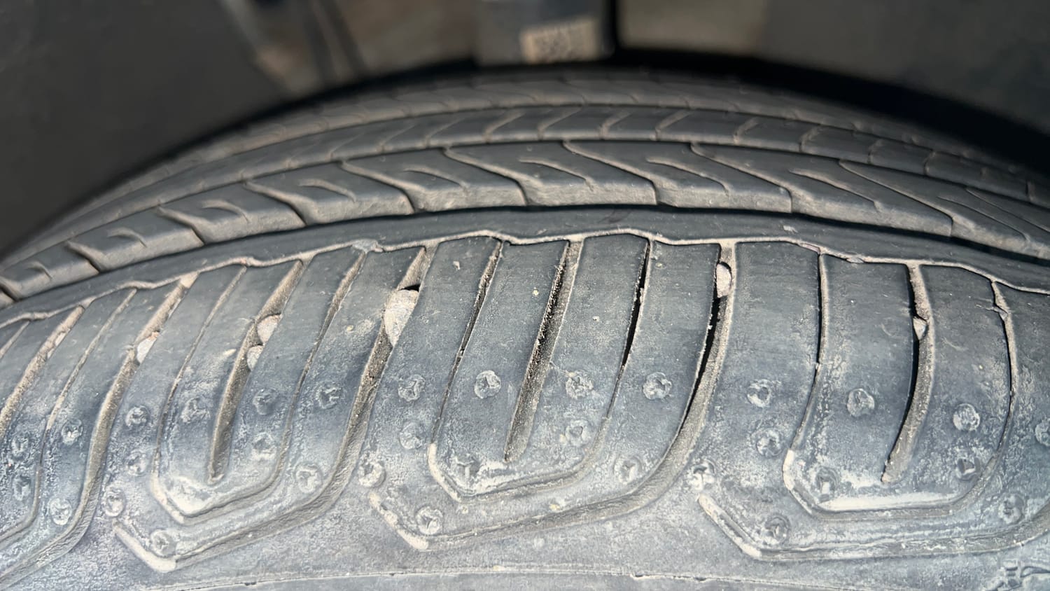 Used 2022 Volkswagen Virtus Topline 1.0 TSI AT Petrol Automatic tyres RIGHT FRONT TYRE TREAD VIEW