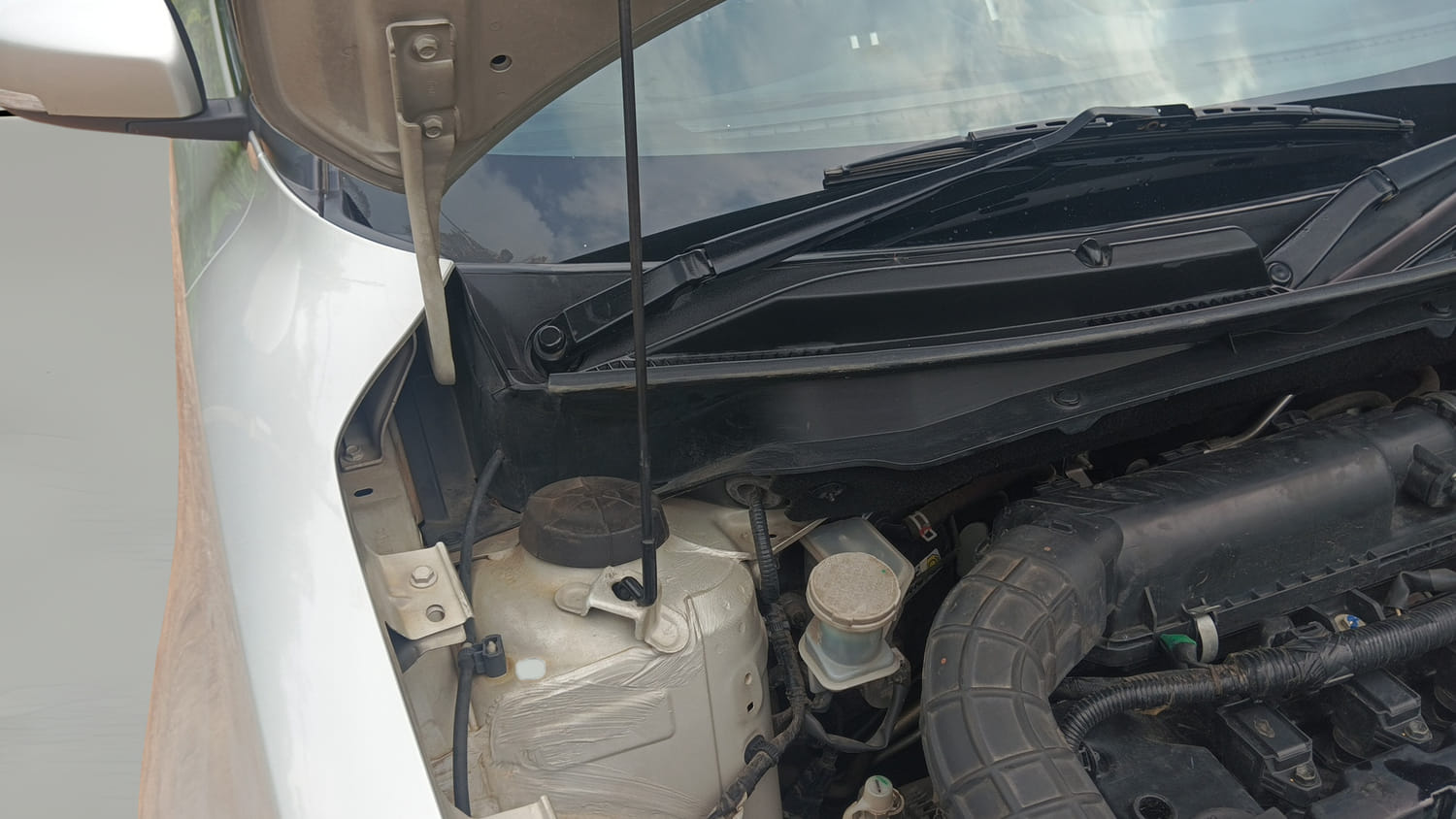 Used 2021 Maruti Suzuki Swift ZXi Plus Petrol Manual engine ENGINE RIGHT SIDE HINGE & APRON VIEW