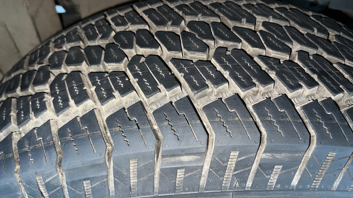 Used 2023 mahindra Thar LX Hard Top Petrol AT 4WD Petrol Automatic tyres RIGHT FRONT TYRE TREAD VIEW