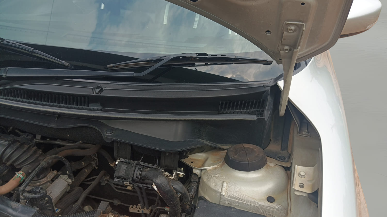 Used 2021 Maruti Suzuki Swift ZXi Plus Petrol Manual engine ENGINE LEFT SIDE HINGE & APRON VIEW