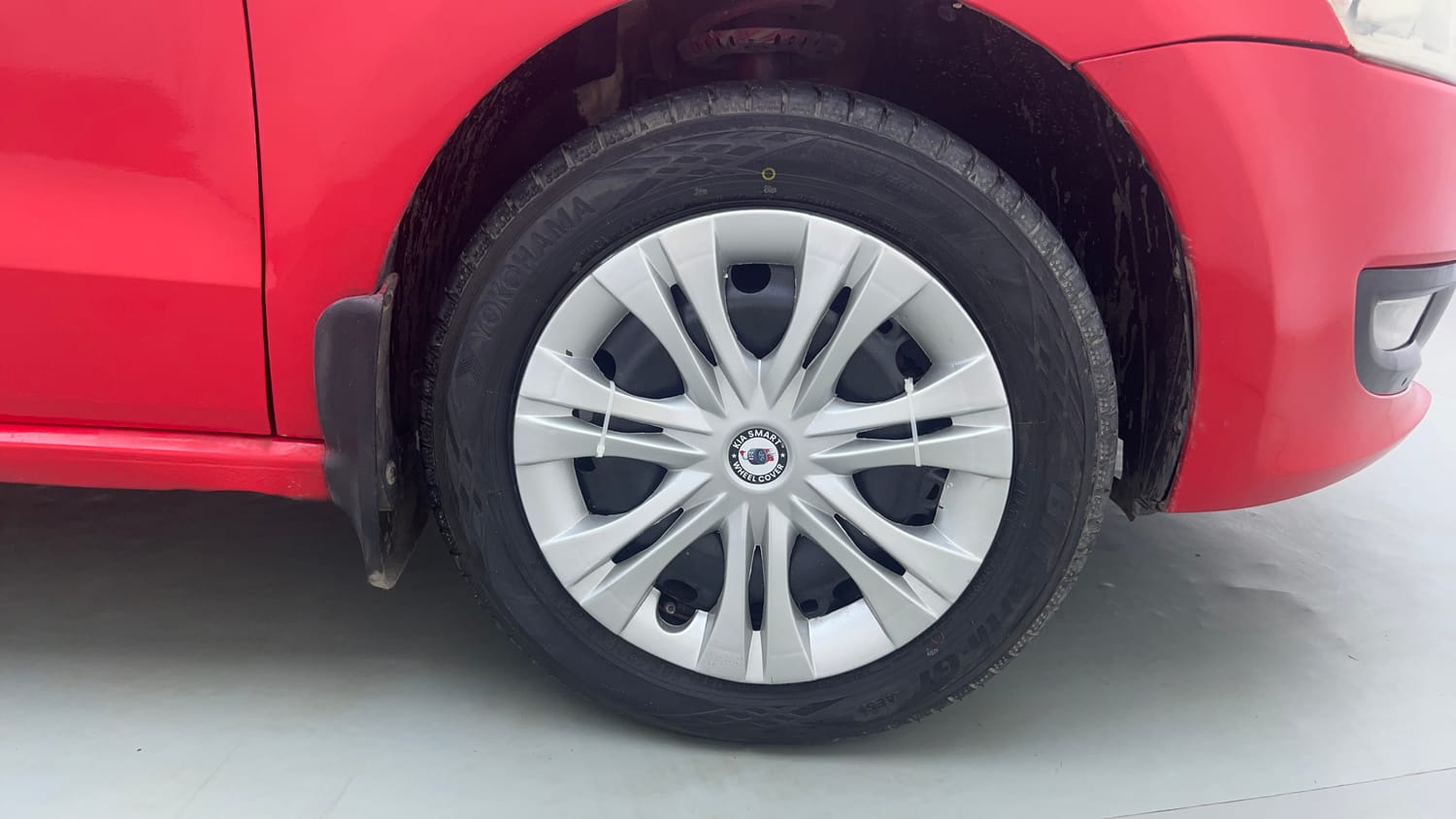 Used 2014 Volkswagen Polo Comfortline 1.2L (P) Petrol Manual tyres RIGHT FRONT TYRE RIM VIEW
