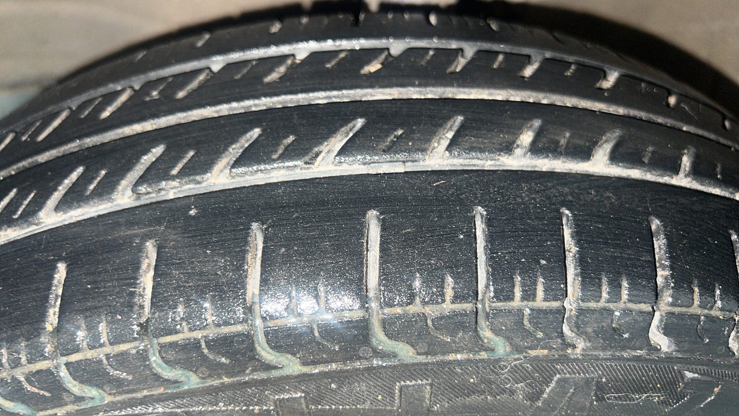 Used 2015 Maruti Suzuki Wagon R LXI Petrol Manual tyres LEFT FRONT TYRE TREAD VIEW