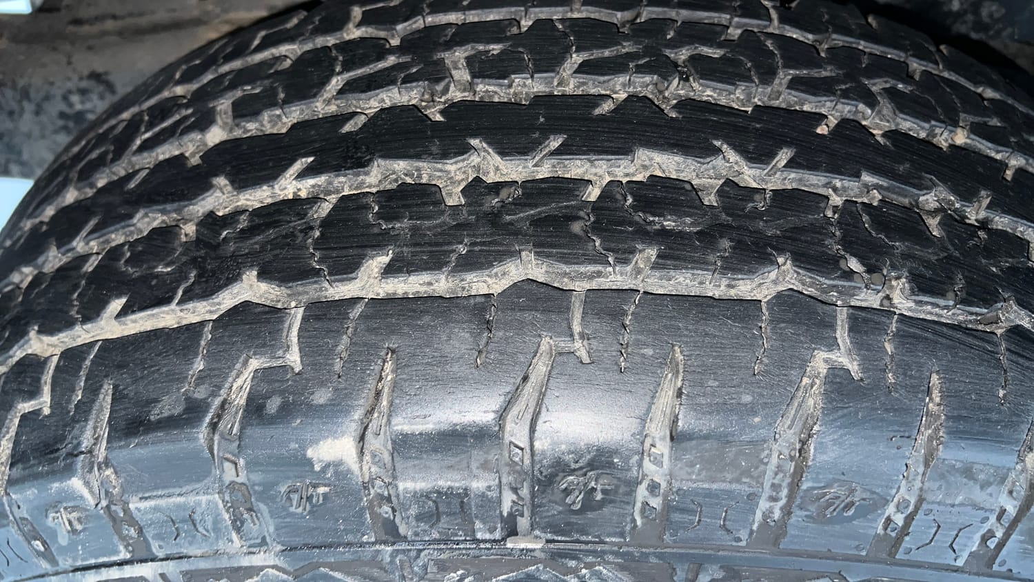 Used 2022 mahindra Thar LX Hard Top Petrol AT 4WD Petrol Automatic tyres RIGHT REAR TYRE TREAD VIEW