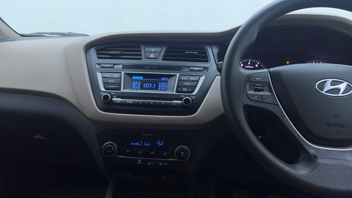 Used 2016 Hyundai Elite i20 Sportz 1.2 Petrol Manual top_features Integrated (in-dash) music system