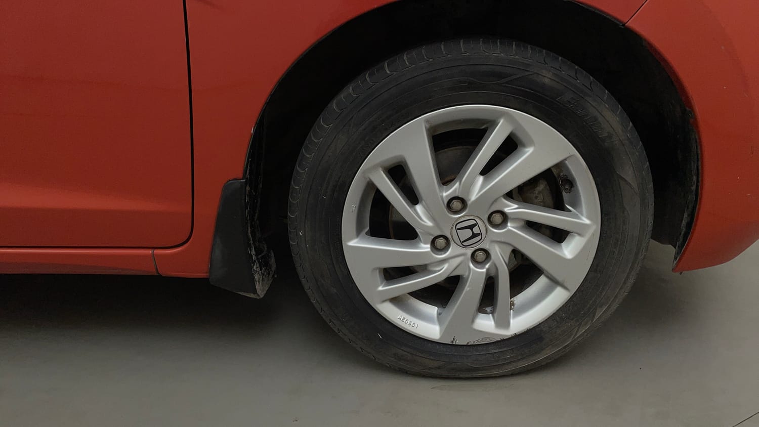 Used 2016 Honda Jazz V AT Petrol Petrol Automatic tyres RIGHT FRONT TYRE RIM VIEW